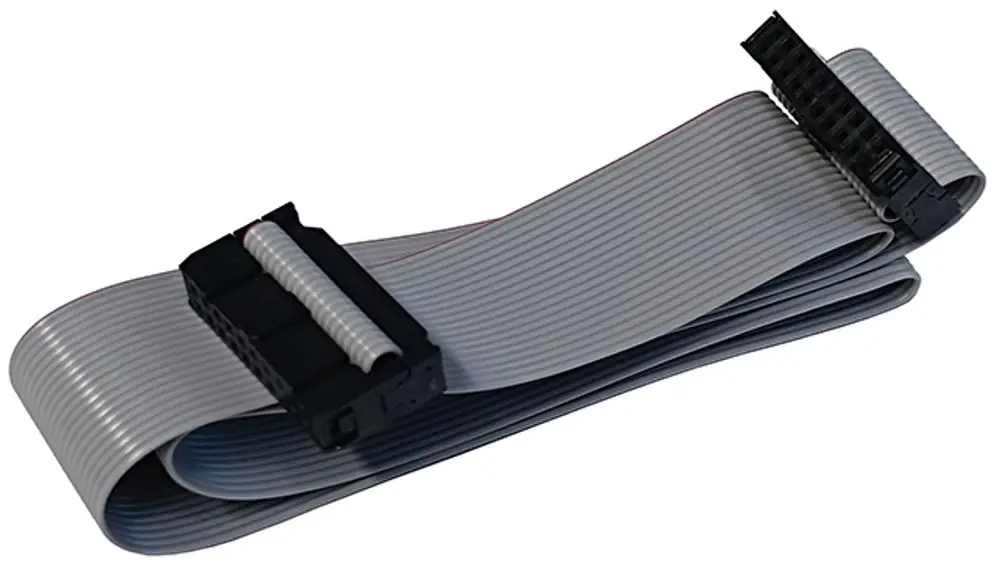 Graues Flachbandkabel mit zwei schwarzen Steckern an den Enden, das für Verbindungen zwischen einem Mainboard und einem Gerät von Syr verwendet wird.
